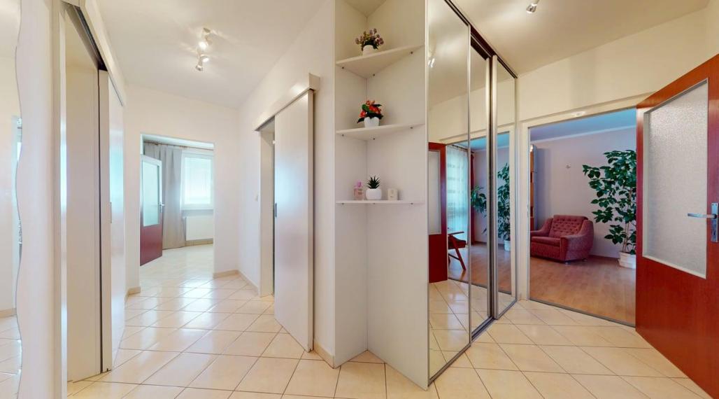 Priestranný 4. byt  /komplet kuchyňa, 2 kúpeľne, loggia, výťah / Piešťany