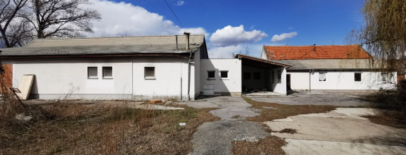 Areál pre výrobu, skladovanie.. /pozemok 2524 m2 m2, všetky IS/ Moravany nad Váhom