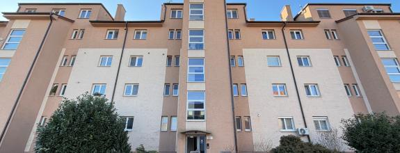 Lukratívny 2 izb. byt /centrum, zariadený, výťah, balkón / Piešťany