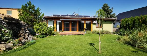 ! Energeticky nezávislá nehnuteľnosť !!!  4 bytové jednotky+parking+pozemok / Dubovany