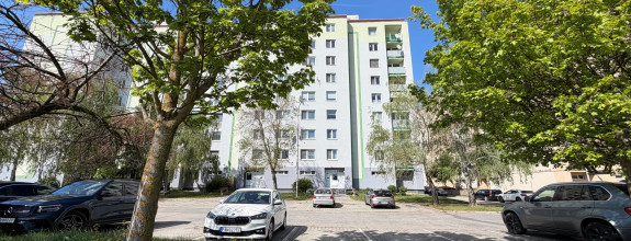 Jedinečný 4. izbový byt /komplet kuchyňa, 2 kúpeľne, loggia, výťah / Piešťany