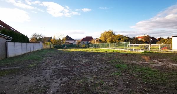 Pekný stavebný pozemok 875 m2 s RD / Trebatice
