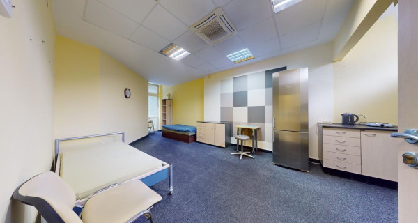 Veľký obchodno kancelársky priestor / 160 m2+ možnosť 3 x parking / Piešťany