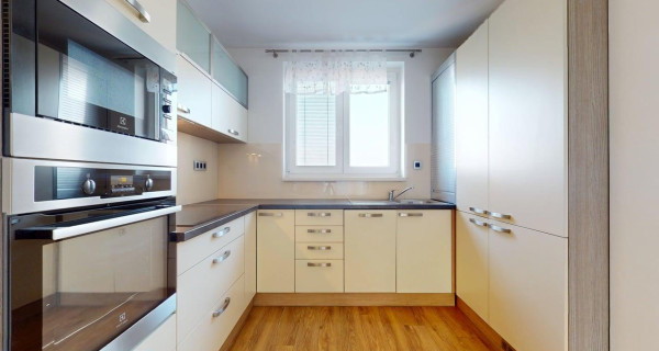 Moderný 2 izb. byt /centrum, výťah, komplet kuchyňa so spotrebičmi / Piešťany