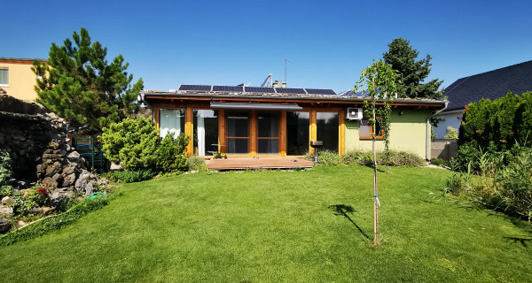 ! Energeticky nezávislá nehnuteľnosť !!!  4 bytové jednotky+parking+pozemok / Dubovany