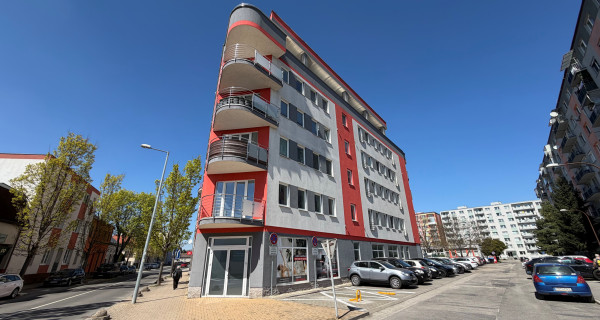 Priestranný 3 izbový byt 89 m2, výťah, balkón, Teplická ul., Piešťany