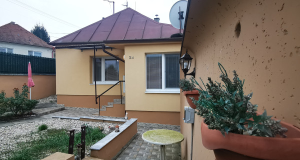 🏡 Útulný, čiastočne zrekonštruovaný 2-izbový rodinný dom v obci Banka (ul. Podhorská)🌿