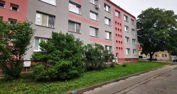 NA PRENÁJOM príjemný 2 izb. byt /výťah, balkón/ Piešťany