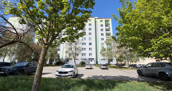 Pekný, rodinný 4. izbový byt /89 m2, balkón, výťah, kuchyňa, 2 kúpeľne..../ Piešťany