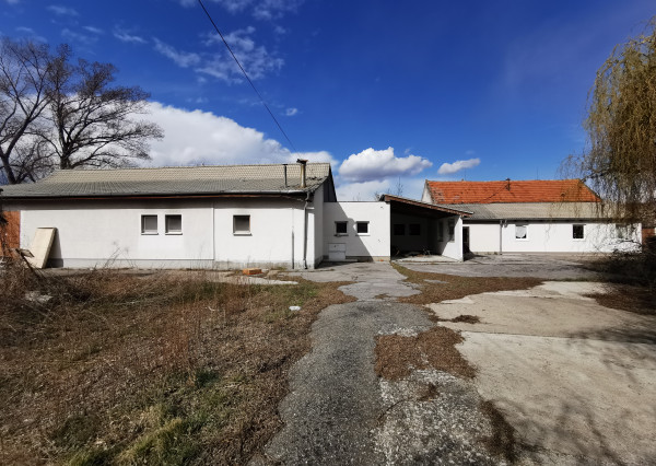 Areál pre výrobu, skladovanie.. /pozemok 2524 m2 m2, všetky IS/ Moravany nad Váhom